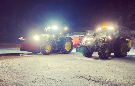 to traktorer med plog i mørket